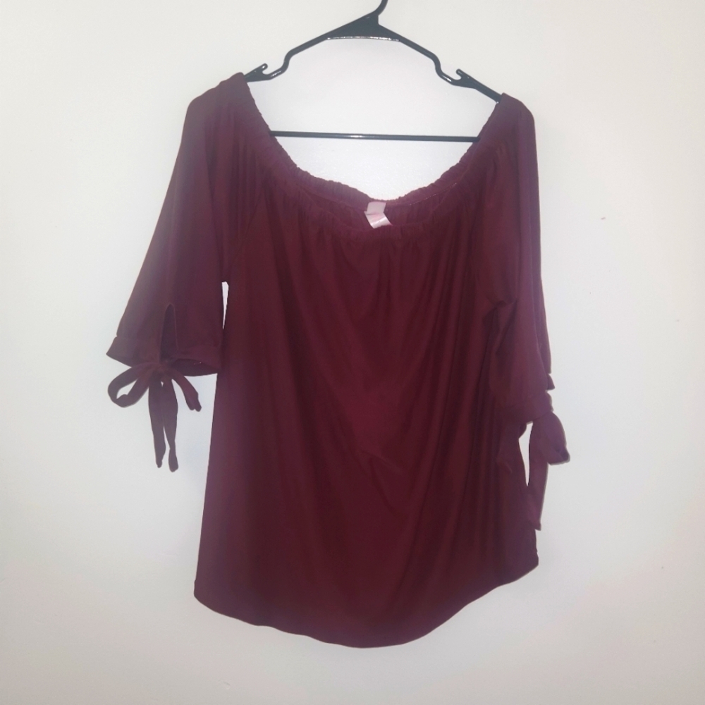 No boundaries XXL maroon off the shoulder with ties and keyhole sleeves